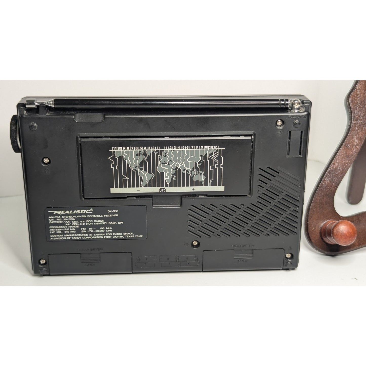 Realistic DX-380 Compact Multi-Band Radio Voice of The World Tested Working