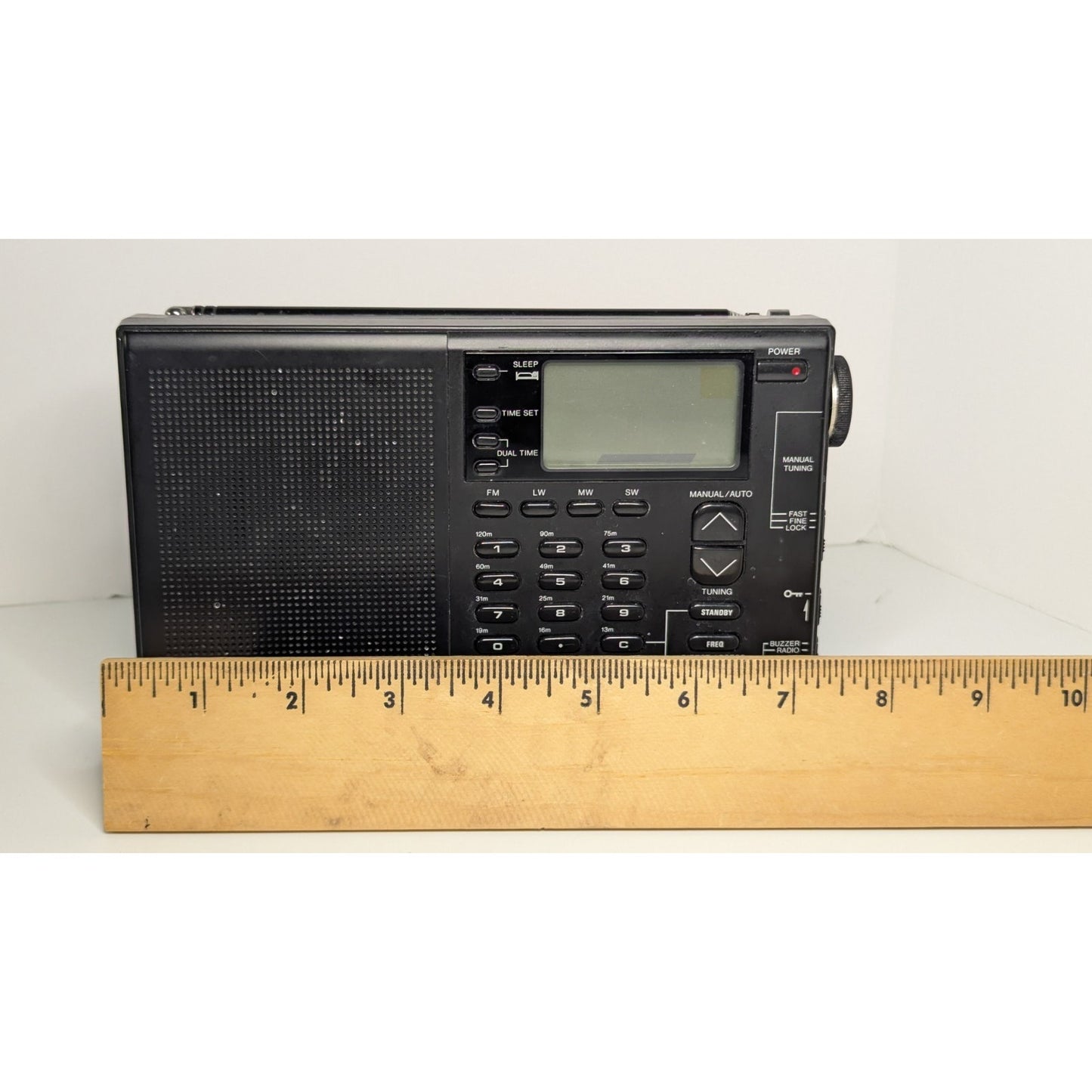 Realistic DX-380 Compact Multi-Band Radio Voice of The World Tested Working