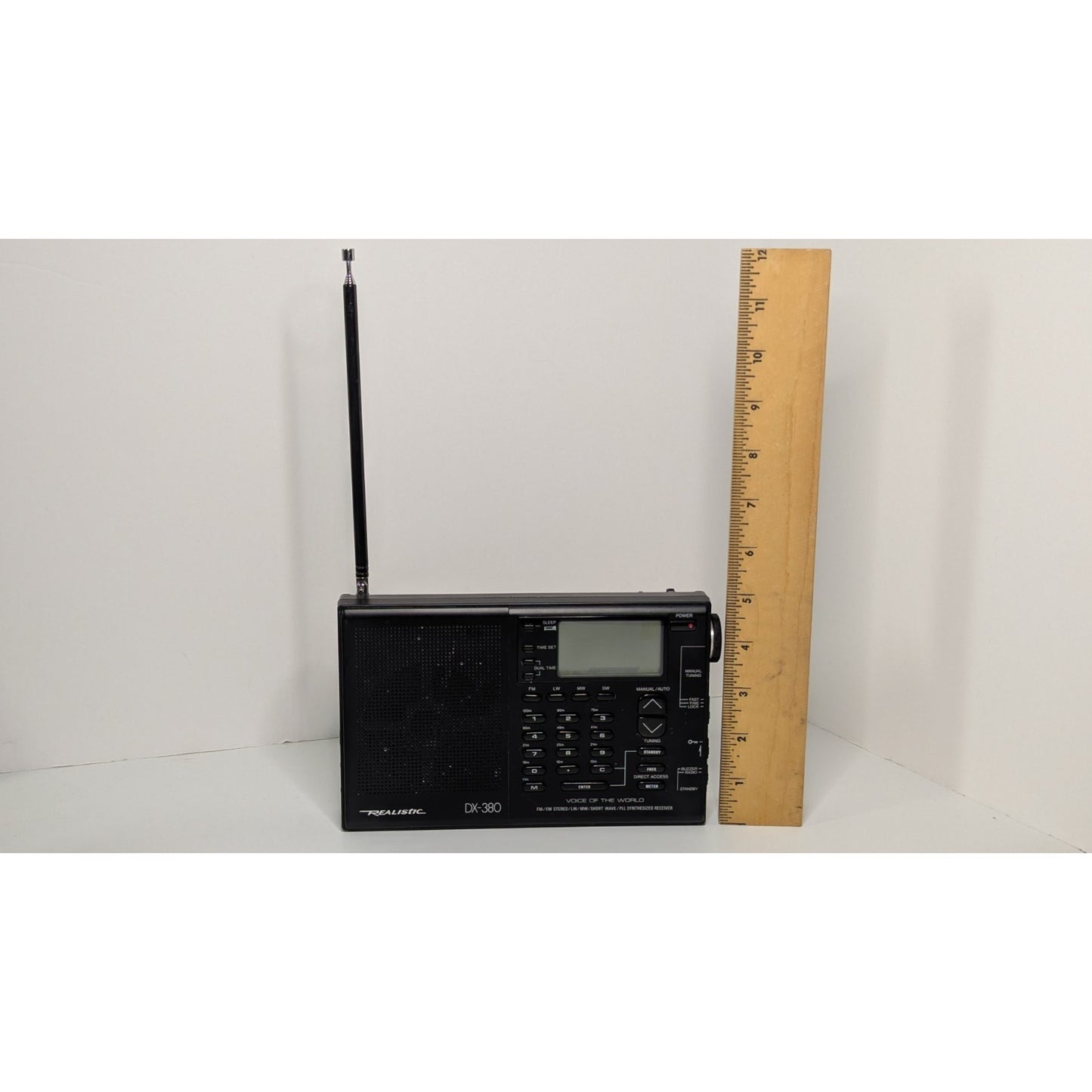 Realistic DX-380 Compact Multi-Band Radio Voice of The World Tested Working
