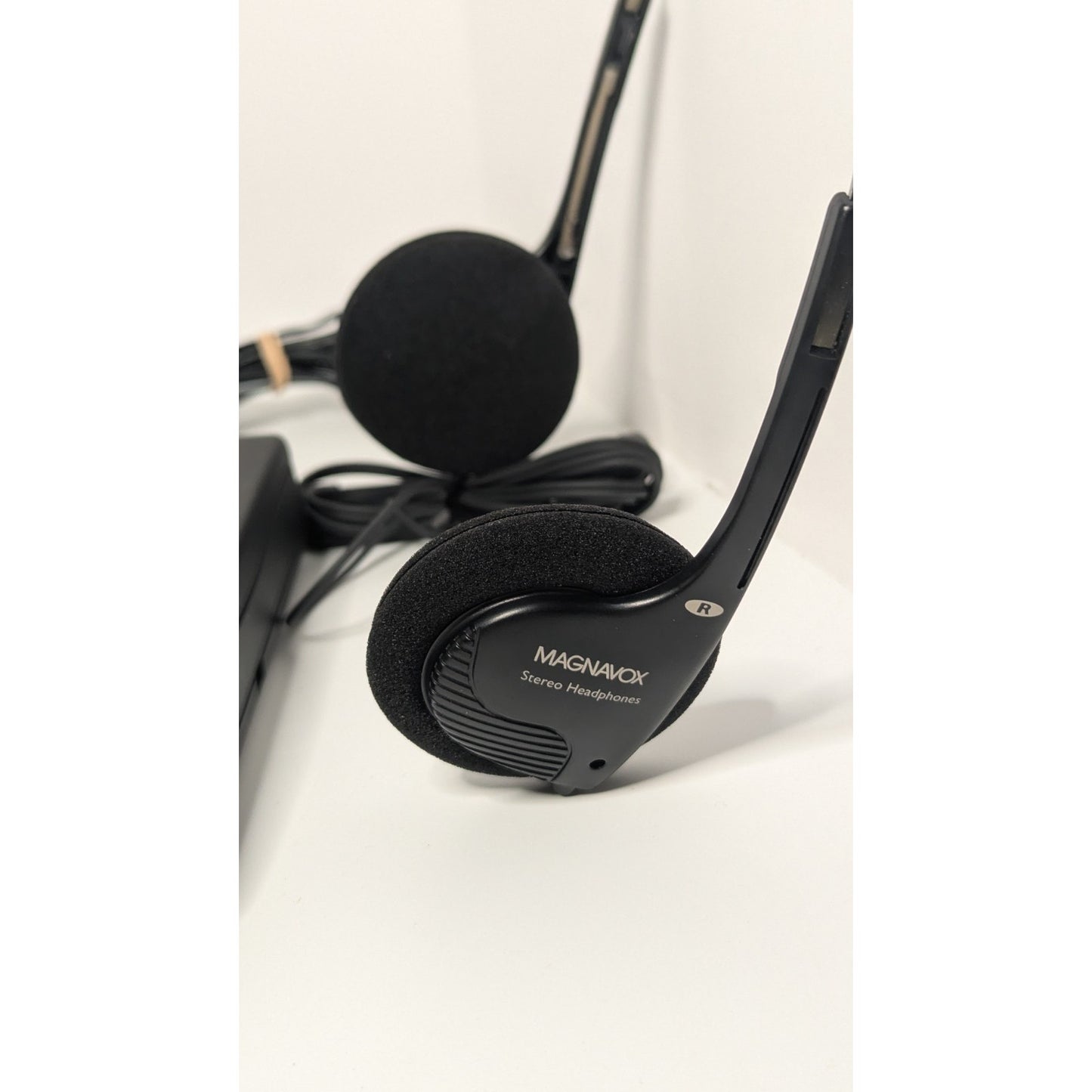 1996 Magnavox AZ-6832CS Portable CD Player With AC Adaptor/Headphones Works Great!