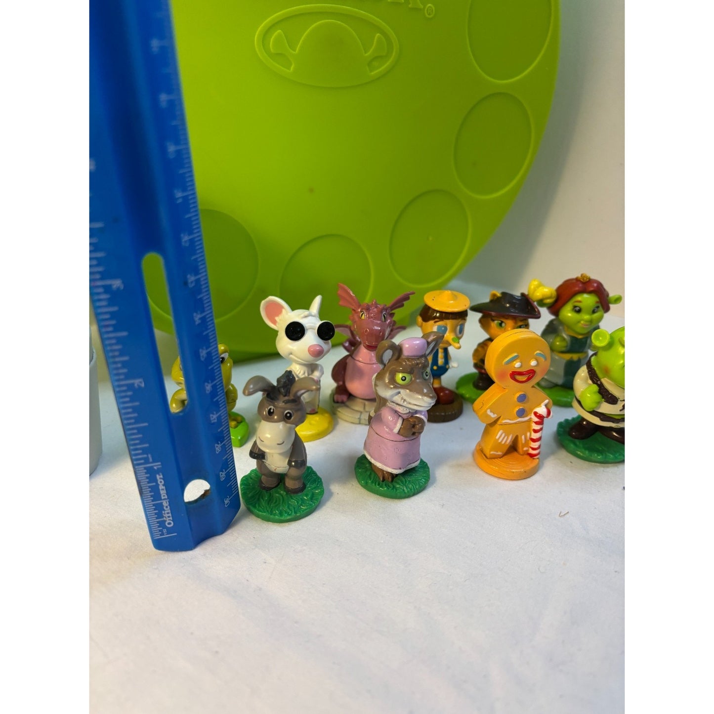 Shrek 2006 DWA MGA Lot of 10 Mini Figurines 20 Cups & Case Complete Game RARE