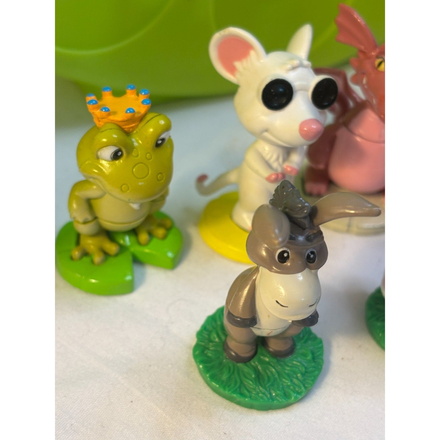 Shrek 2006 DWA MGA Lot of 10 Mini Figurines 20 Cups & Case Complete Game RARE