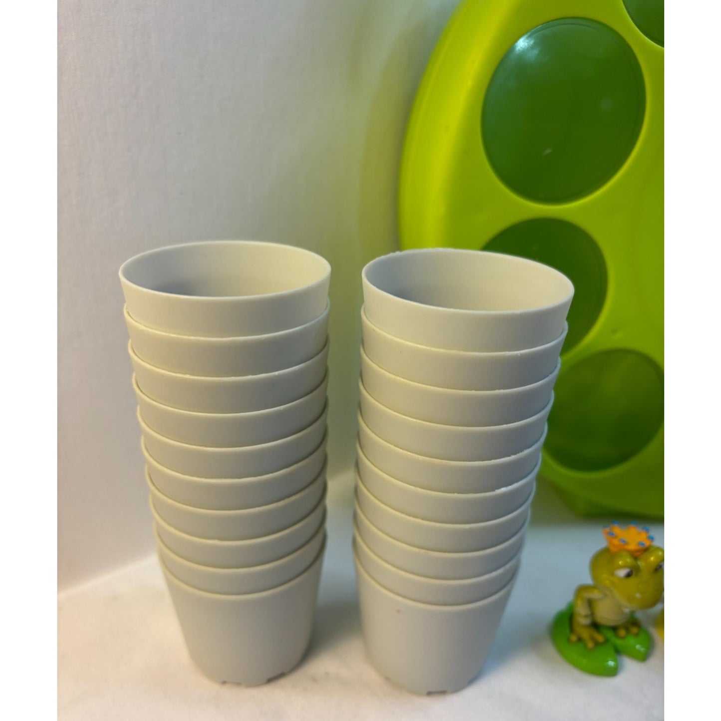 Shrek 2006 DWA MGA Lot of 10 Mini Figurines 20 Cups & Case Complete Game RARE