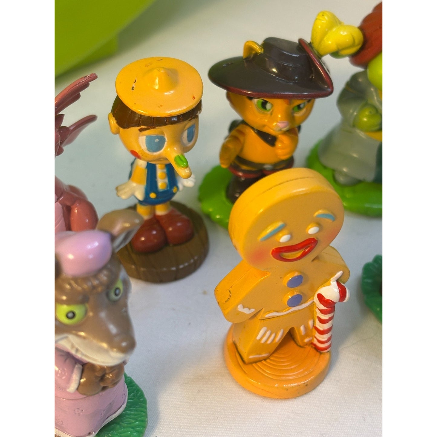 Shrek 2006 DWA MGA Lot of 10 Mini Figurines 20 Cups & Case Complete Game RARE