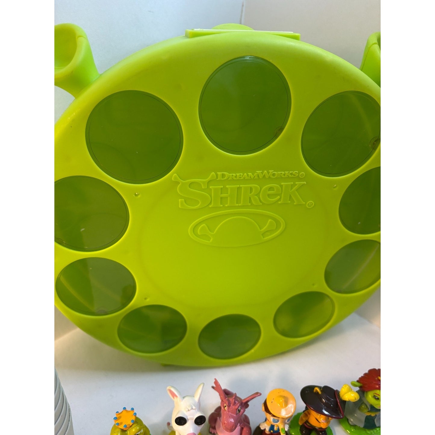 Shrek 2006 DWA MGA Lot of 10 Mini Figurines 20 Cups & Case Complete Game RARE