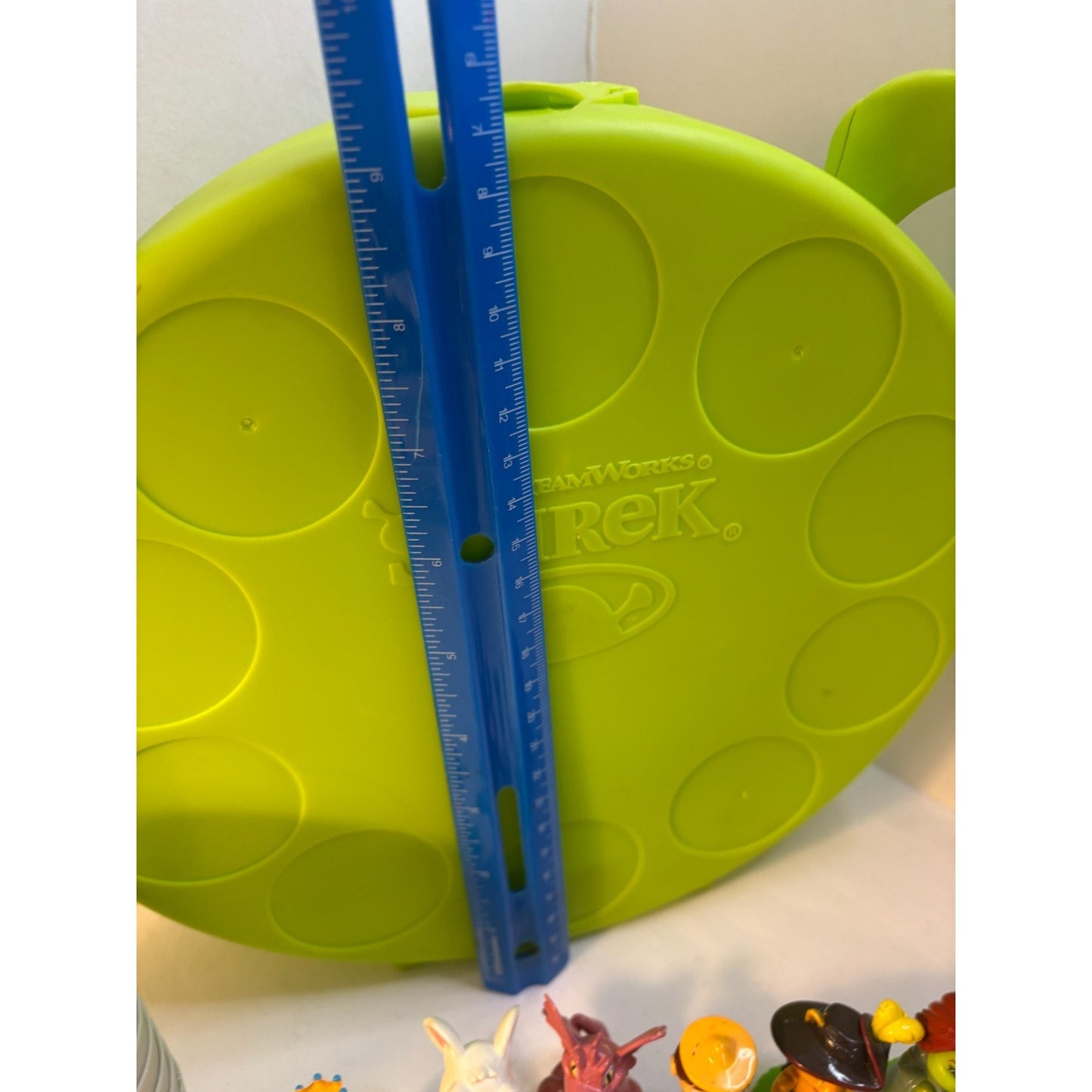 Shrek 2006 DWA MGA Lot of 10 Mini Figurines 20 Cups & Case Complete Game RARE